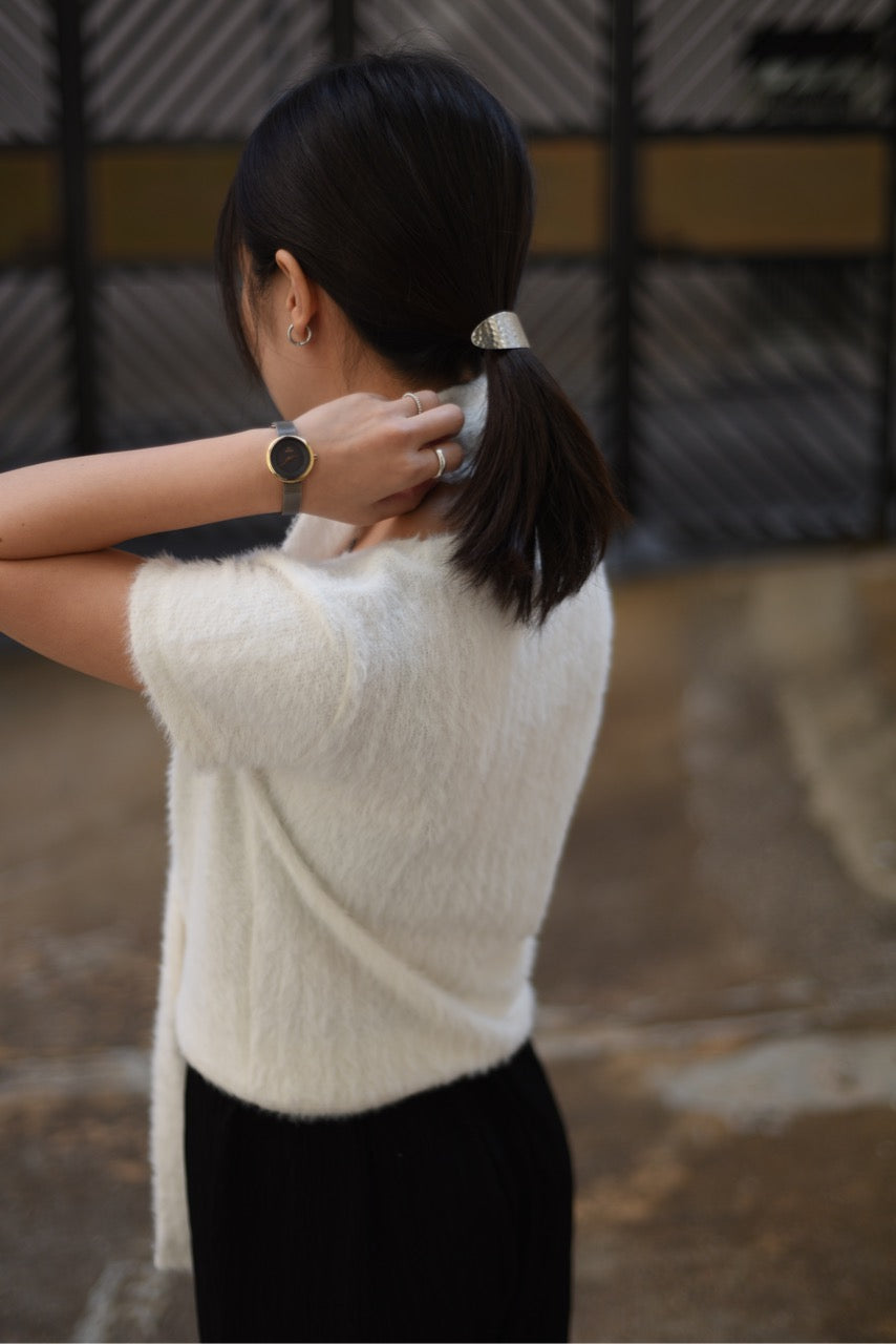 白色毛織短袖及幼頸巾