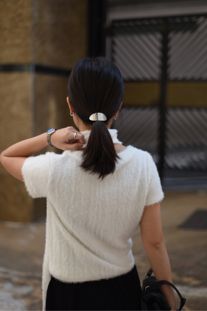 白色毛織短袖及幼頸巾