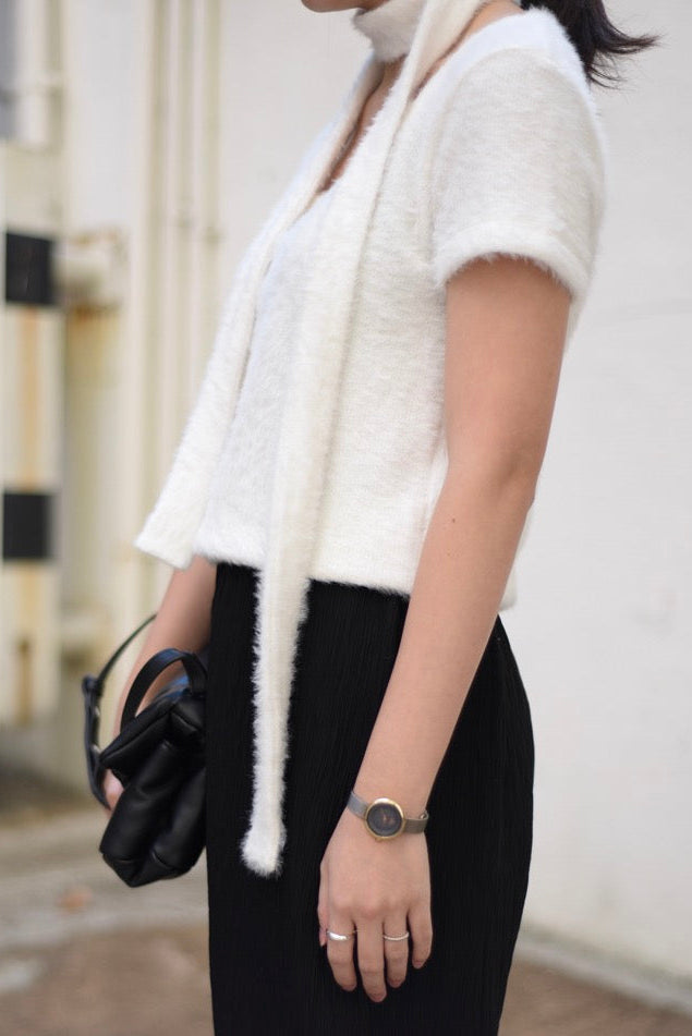 白色毛織短袖及幼頸巾