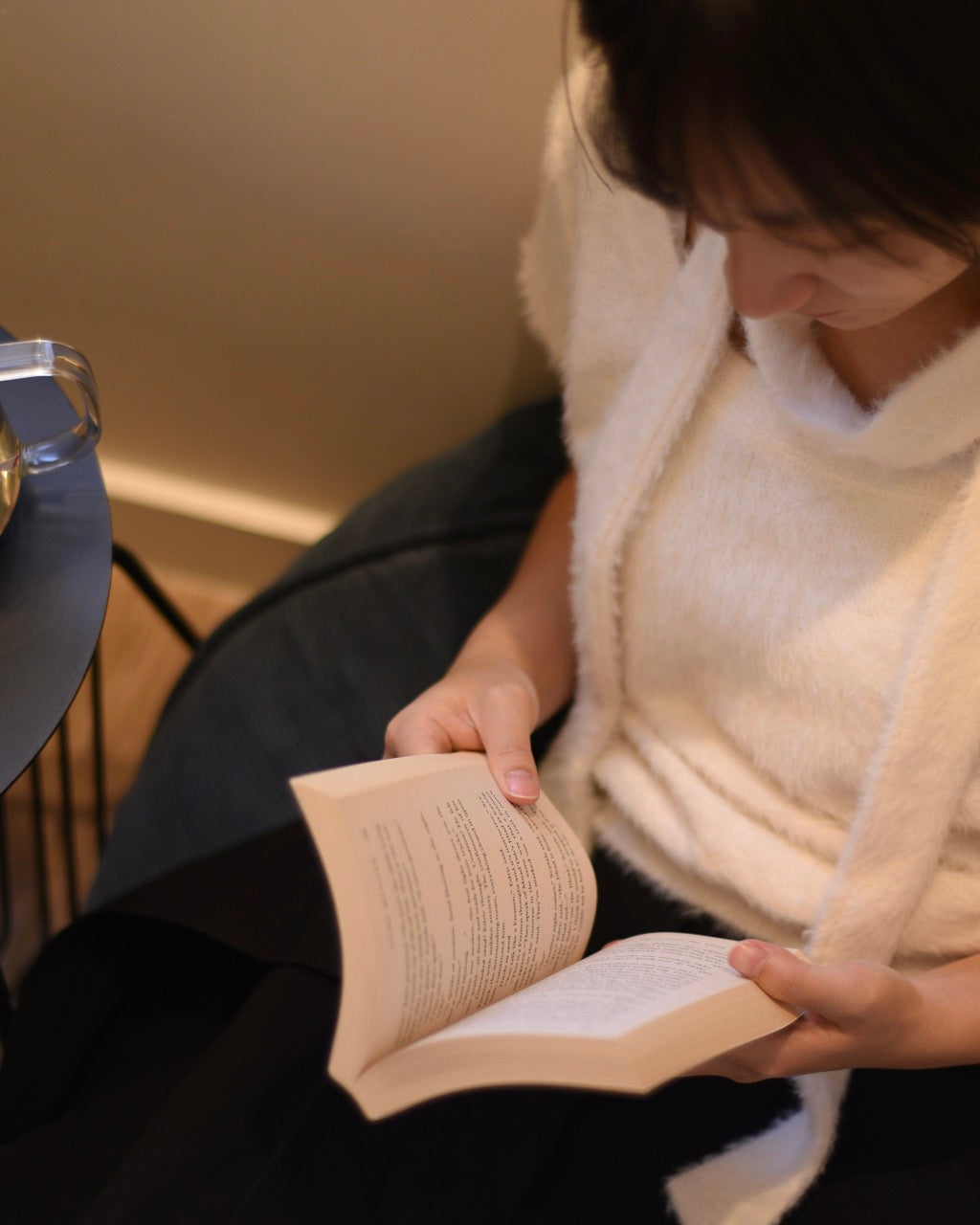 白色毛織短袖及幼頸巾