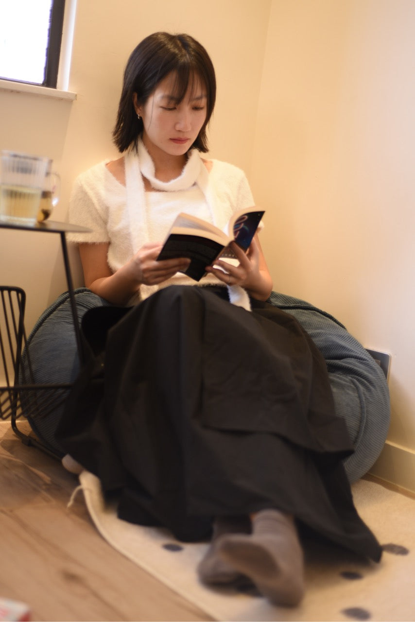 白色毛織短袖及幼頸巾